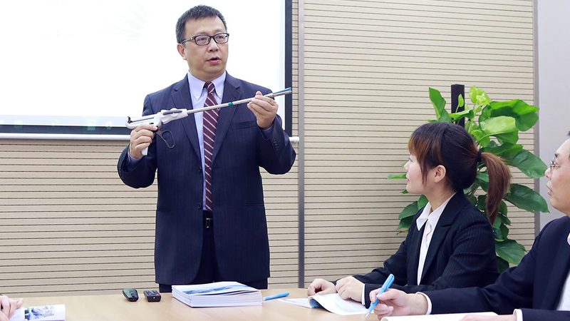 成人技能培训的收费标准通常由以下几个部分构成：